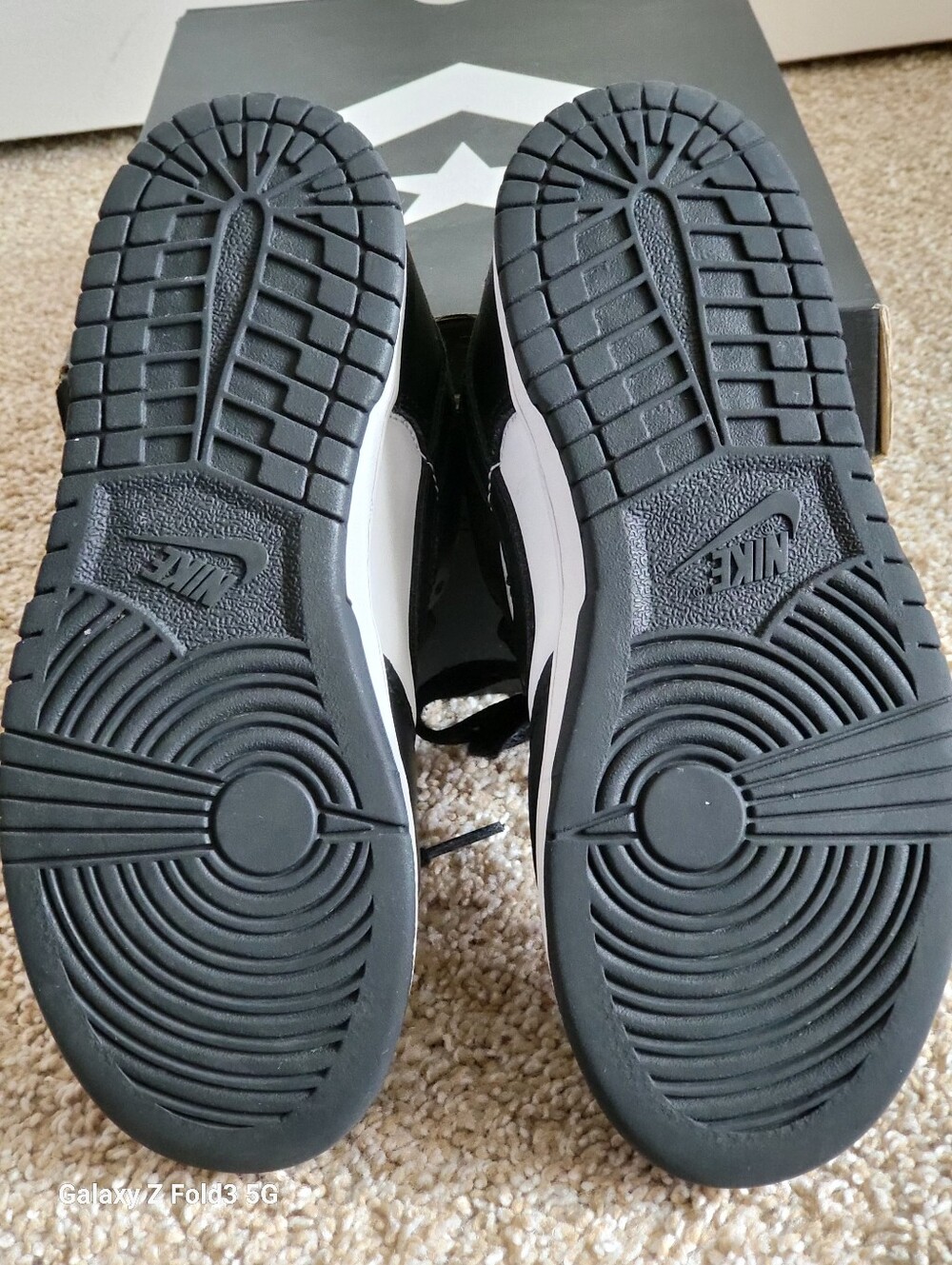 ♥️EUC♥️ Nike Girls Black and White Low Dunks Sneakers - Picture 4 of 8